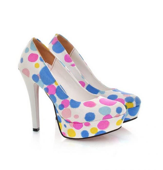 Color polka dot shoes